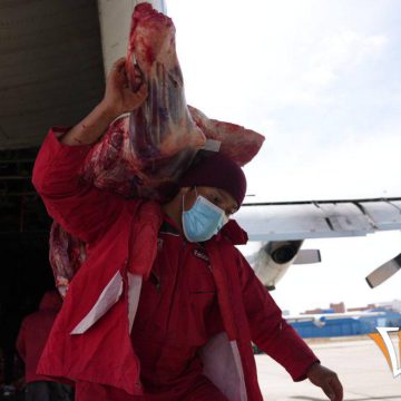 El Gobierno de Bolivia implementa puente aéreo para transportar alimentos a La Paz